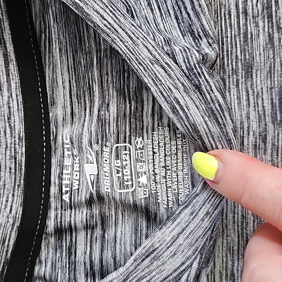 4 Boys Tank tops 10-12 - Picture 6 of 9